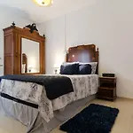 Casa Amarela Guesthouse